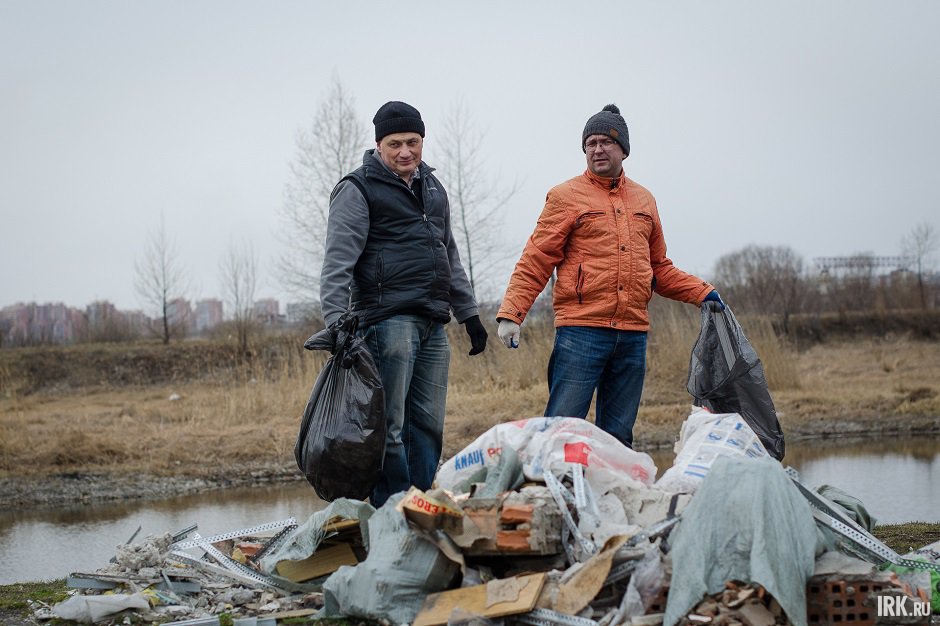Уборка мусора. Фото Ильи Татарникова, IRK.ru Уборка мусора. Фото Ильи Татарникова, IRK.ru