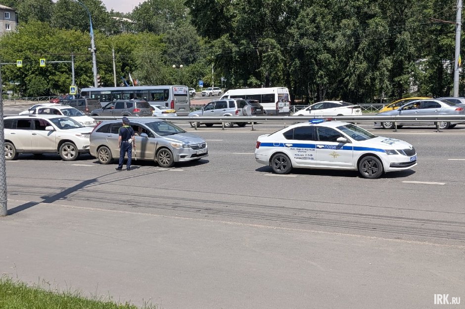 На Лисихе поток машин контроллируется ДПС. На Лисихе поток машин контроллируется ДПС.