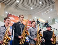 На сцене вместе с молодыми иркутскими музыкантами выступил известный саксофонист Роберт Анчиполовский (справа).