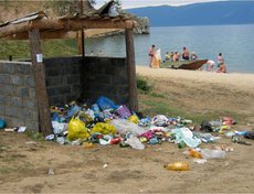 Июль-август 2008 года. Поход к.б.н. Н. Н. Куликовой по западному берегу Байкала, по маршруту Бугульдейка-Хужир. Многочисленные свалки бытового мусора встречены практически по всему маршруту. Фото возле поселка Хужир.