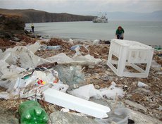 18 июня 2011 года. Заплесковая зона бухты Хоргойская острова Ольхон. Сильное загрязнение бытовым мусором.