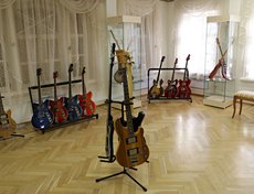 Центральным событием «Ночи музеев» в усадьбе Сукачева стало открытие выставки коллекционных электрогитар.