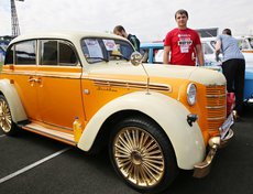 «Москвич» 401. Мотором стала 660-кубовая «четверочка» от Pajero Mini, сагрегатированная с «автоматом». Но мост и подвеска оригинальные.