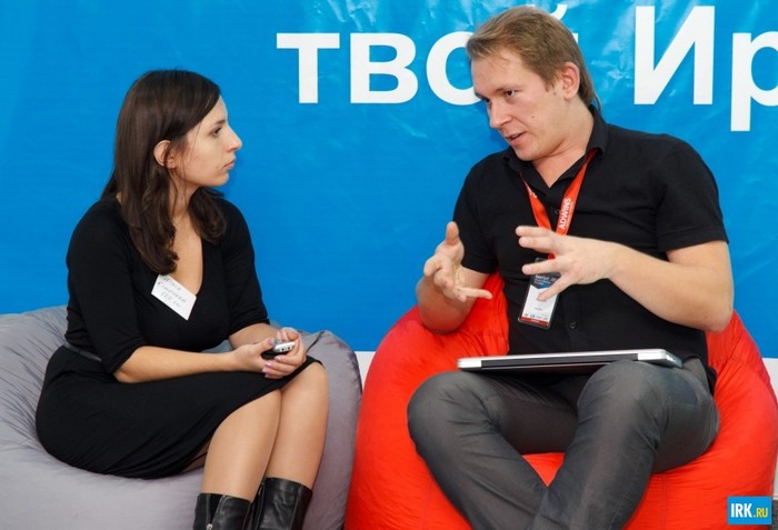 Вадим Францев дает интервью Юлии Смирновой. GeekFest 2011: ИТ-дни в Иркутске. Автор фото — Владимир Смирнов