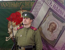 В почетном карауле стояли участники клуба военно-исторической реконструкции «Сибирский стрелок» в форме солдат и унтер-офицеров 25-го Сибирского стрелкового полка