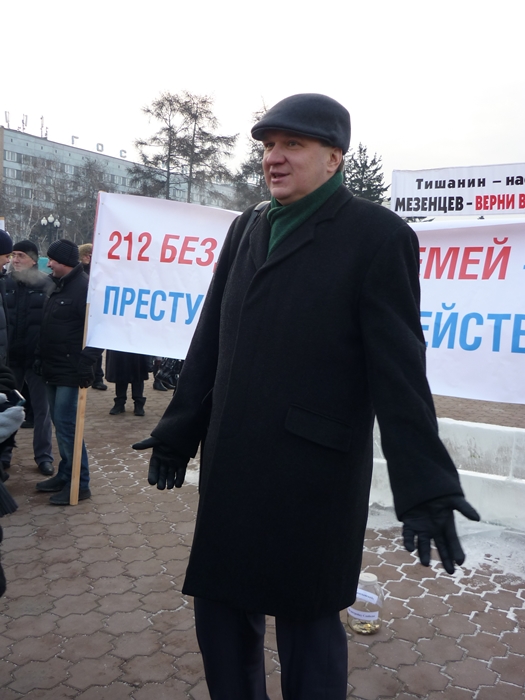 Главу «Стройнадзора» Дениса Воронова дольщики встретили как старого знакомого и даже предложили бросить 10 копеек в «Иннокентьевский банк». Воронов почему-то отказался