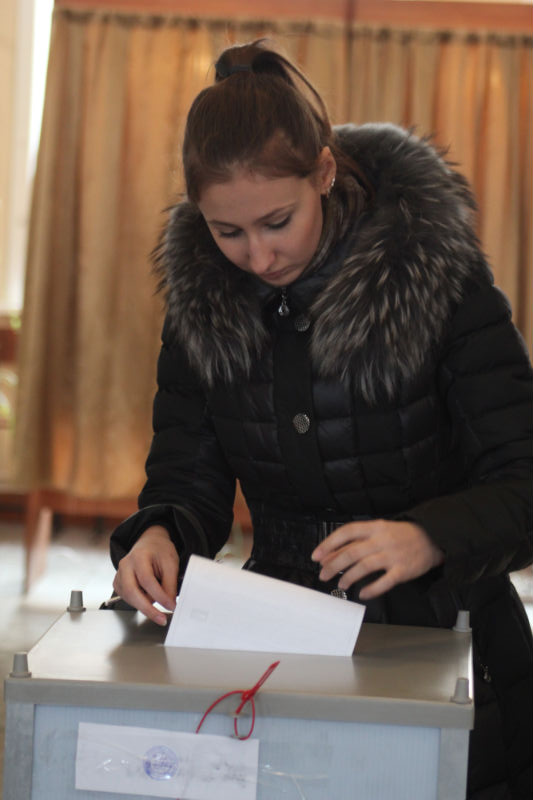А эта девушка сегодня голосовала в первый раз