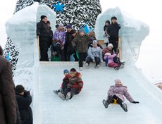 Ледяная горка в сквере Кирова. Фото Владимира Смирнова.