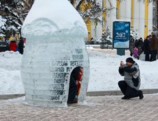 В сквере установлено около 40 различных ледяных фигур. Фото Владимира Смирнова.