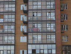 «Здесь активно ведется строительство новостроек, офисных и торговых центров, которые, тем не менее, соседствуют с ветхими, но не лишенными привлекательности, деревянными зданиями».