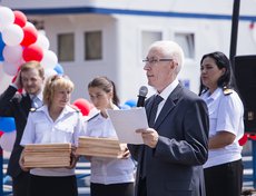 Исполнительный директор ПАО «ВСРП» Павел Безматерных поздравил с завершением работ и наградил сотрудников, внесших особый вклад в строительство парома.