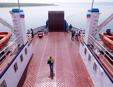 Архитектурно-конструктивный тип парома: грузопассажирский однопалубный паром со стальным корпусом, с кормовым расположением машинного отделения, двухвальной дизельной установкой, П-образной двухъярусной надстройкой в средней части.