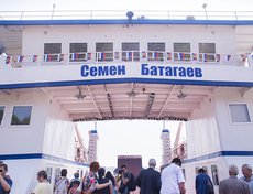 Судно может перевозить 96 человек, восемь грузовых автомобилей типа КамАЗ или 16 легковых автомобилей типа «Волга».