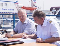 Замдиректора по строительству Дирекции по строительству и эксплуатации автомобильных дорог Иркутской области Дмитрий Милицин и Сергей Рак подписали акт приемки.