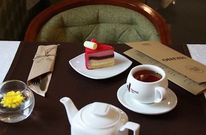 При заказе завтрака в новом кафе круассан с джемом каждому гостю.