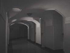 В старинной части театра много темных длинных коридоров.