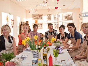 Хороший подарок на 8 Марта – сертификат на занятие в студию кулинарных проектов. Ближайшие сеты: «Искусство стейка», «Кухня Кавказа», "Десерты ", «Истина в вине».