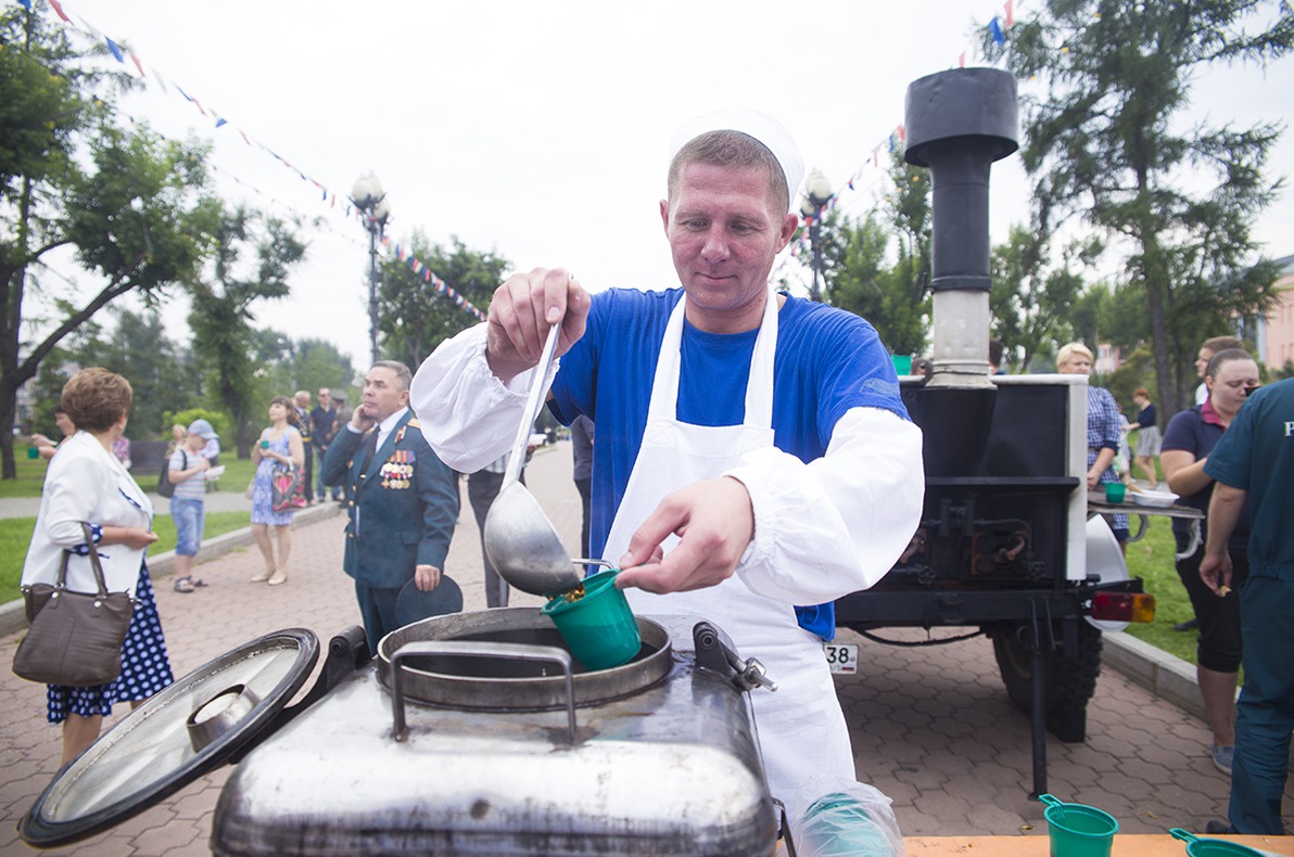 Зрителей угощали фирменной гречневой кашей.