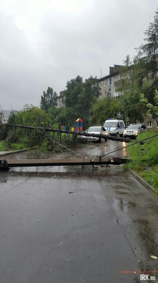 В Юбилейном упавший столб перегородил выезд.  Фото «ДТП 38RUS»