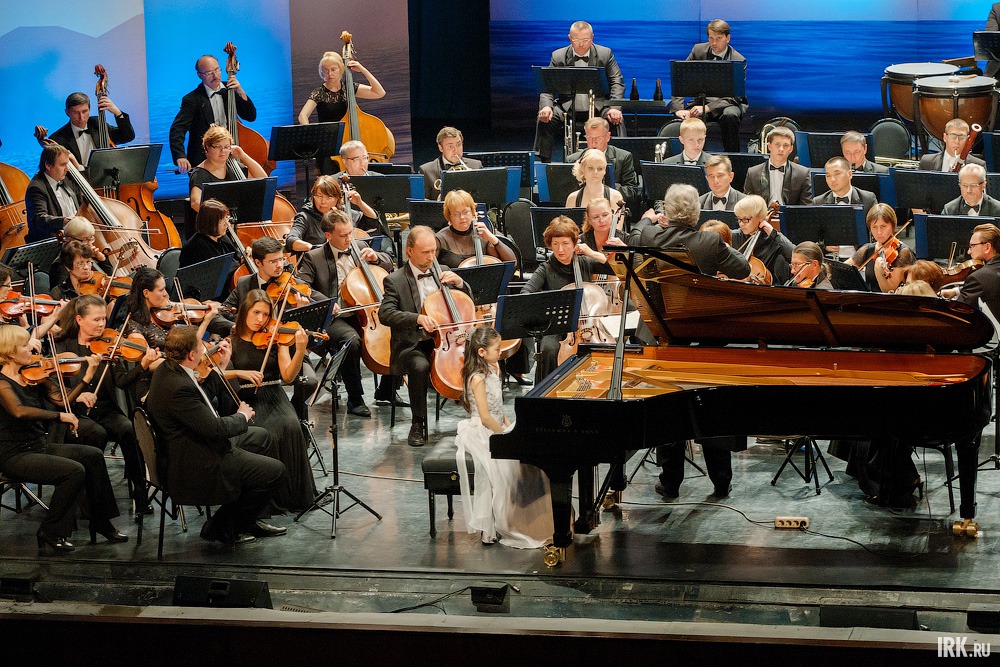 Солирует Шио Окуи, лауреат второго Международного конкурса юных пианистов Astana Piano Passion