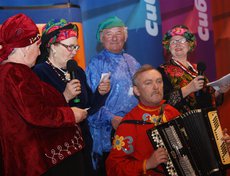 Гостей выставки развлекали народными песнями