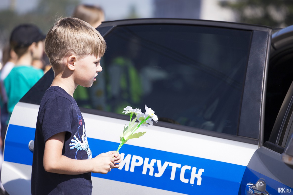 Законопослушным водителям-родителям дарили символ акции — ромашку.