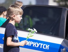 Законопослушным водителям-родителям дарили символ акции — ромашку.