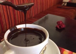 Аркадий Муравьед выяснял, где можно полакомиться шоколадом.