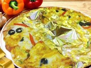 Сейчас в этой стране происходит настоящий бум кулинарного золота. Например, ресторан в Мумбаи выпекает пиццу с пластинами 24-каратного золота за 24 доллара.