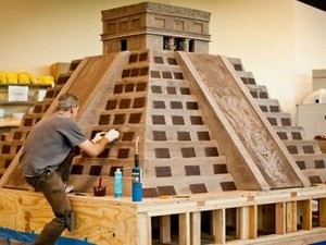 Чтобы отдать дань почтения майя, которые одними из первых стали выращивать какао, шоколатье сделали уменьшенную копию знаменитой пирамиды Кукулькана в Мексике. Двухметровое сооружение весит более 8 тонн.