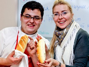 27 мая вас научат готовить вкуснейший хлеб, 30 мая в студии осваивают тайскую кухню, 31 мая в программе изысканные французские десерты, 3 июня вы насладитесь ароматами аюрведической кулинарии. А также по субботам проводятся занятия для детей.