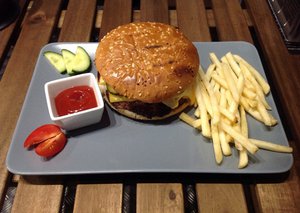 В баре The grill скучный интерьер, зато неплохие гамбургеры. Абрам Дюрсо продолжает обход самых «мясных» заведений.