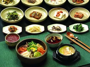 Наши шеф-повара откроют Вам удивительный мир корейской, армянской и японской кухни, проведут мастер-классы по здоровому питанию и Аюрведе. Вы также научитесь создавать популярные коктейли!