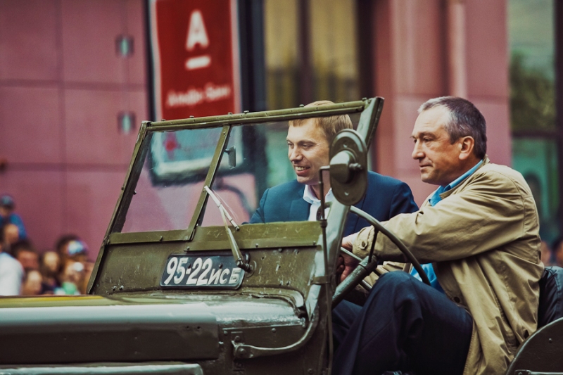 Следом на старинном авто ехал мэр Иркутска Виктор Кондрашов