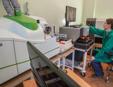 Институт геохимии СО РАН. На фото: сложный прибор – квадрупольный масс-спектрометр с индуктивно-связанной плазмой. Он позволяет проводить высокоточный микроэлементный анализ горных пород, руд, природных вод и сверхчистых материалов.