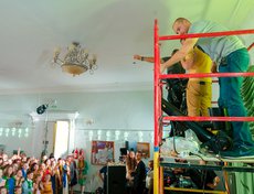 На высоте трех метров, на специально возведенных лесах, расположился режиссёр Заур Засеев, который руководил съемками при помощи микрофона