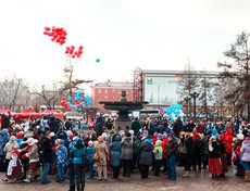 После хоровода в небо выпустили шары цветов российского флага