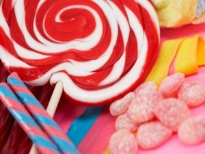 В Америке к Национальному дню леденца изготовили огромную конфету на палочке, весом 3,2 тонны. 29 июля леденец можно было увидеть на баскетбольном матче в Америке.
