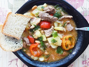 Мясо — это хорошо, гарнир к мясу — очень хорошо. А мясо вместе с гарниром, быстро, вкусно и недорого — это замечательный рецепт свинины с картошкой и фасолью от Наталии Власевской.