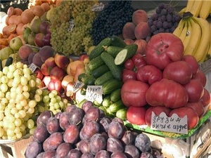 Как сообщает Росстат, цены на многие продукты в России выросли. В потребительской корзине больше всего подорожали овощи и фрукты.