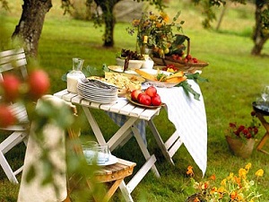 Всех на праздник приглашаем, мастер-класс вам обещаем. Угощенье вкусное, конкурсы искусные. Мы с отличным настроеньем дружно встретим День рожденья!