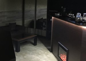 Константин Оливье героически выдержал поход в лаунж-бар.