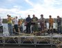 В перерывах собравшихся развлекала живой музыкой группа «Ботаникал Гардэн»