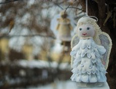 Дерево во дворе музея украсили игрушками, сделанными участниками конкурса «Спустился белый ангел с неба…»