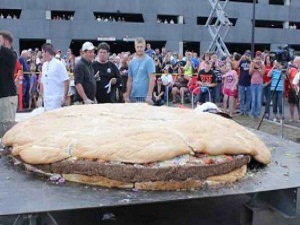 Гамбургер весом 751,7 килограмма приготовили в миннесотском казино. После регистрации рекорда гамбургер разрезали и бесплатно роздали гостям.