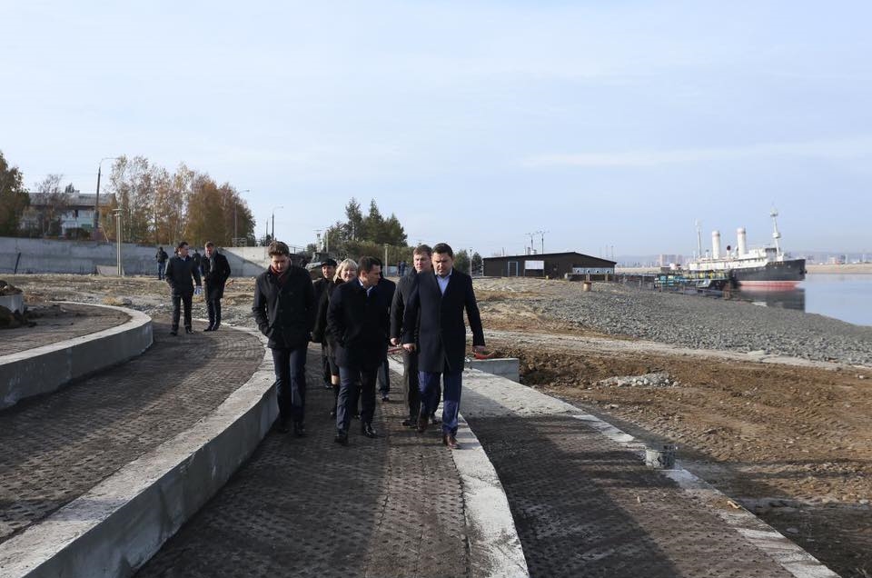 В микрорайоне Солнечный у ледокола «Ангара» появилась новая набережная. Строители завершают работы по её благоустройству. Это еще один объект, который сделали в рамках муниципально-частного партнерства в год 355-летия города.