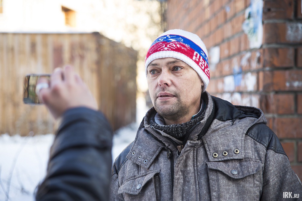 Местный житель рассказал, что будет пить несмотря на случаи отравления. По его словам, он употребляет алкоголь из-за проблем в семье и трудностей с работой. «Местная водка — тот же „Боярышник“, только дороже, даже привкус тот же», — отметил собеседник.