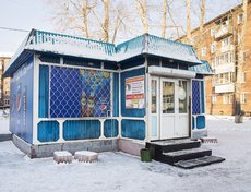 Сразу после визита ларек закрылся. В нем продавали алкоголь без лицензии, суррогата не нашлось