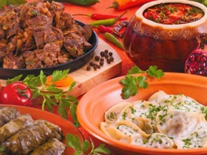 Армянская кухня — это самостоятельная достопримечательность страны. Одна из самых древних в мире, она и в наши дни сохраняет вековые традиции армянского народа, пробуждает наш интерес и аппетит.