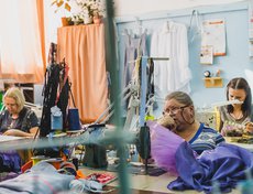 Кипит работа и в пошивочном цехе театра